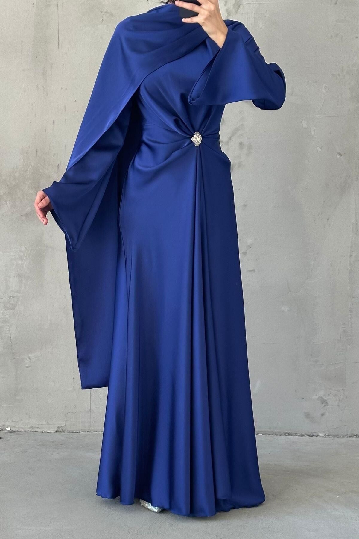 Akıcı Kumaş Ve Broş Detaylı Saten Tesettür Abiye Saks Mavisi
