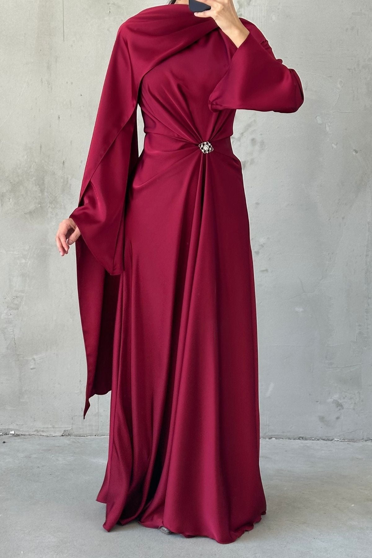 Akıcı Kumaş Ve Broş Detaylı Saten Tesettür Abiye Bordo