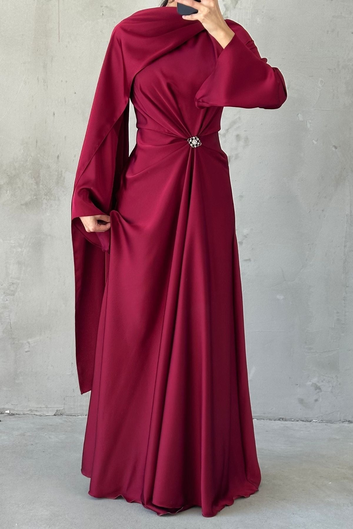 Akıcı Kumaş Ve Broş Detaylı Saten Tesettür Abiye Bordo