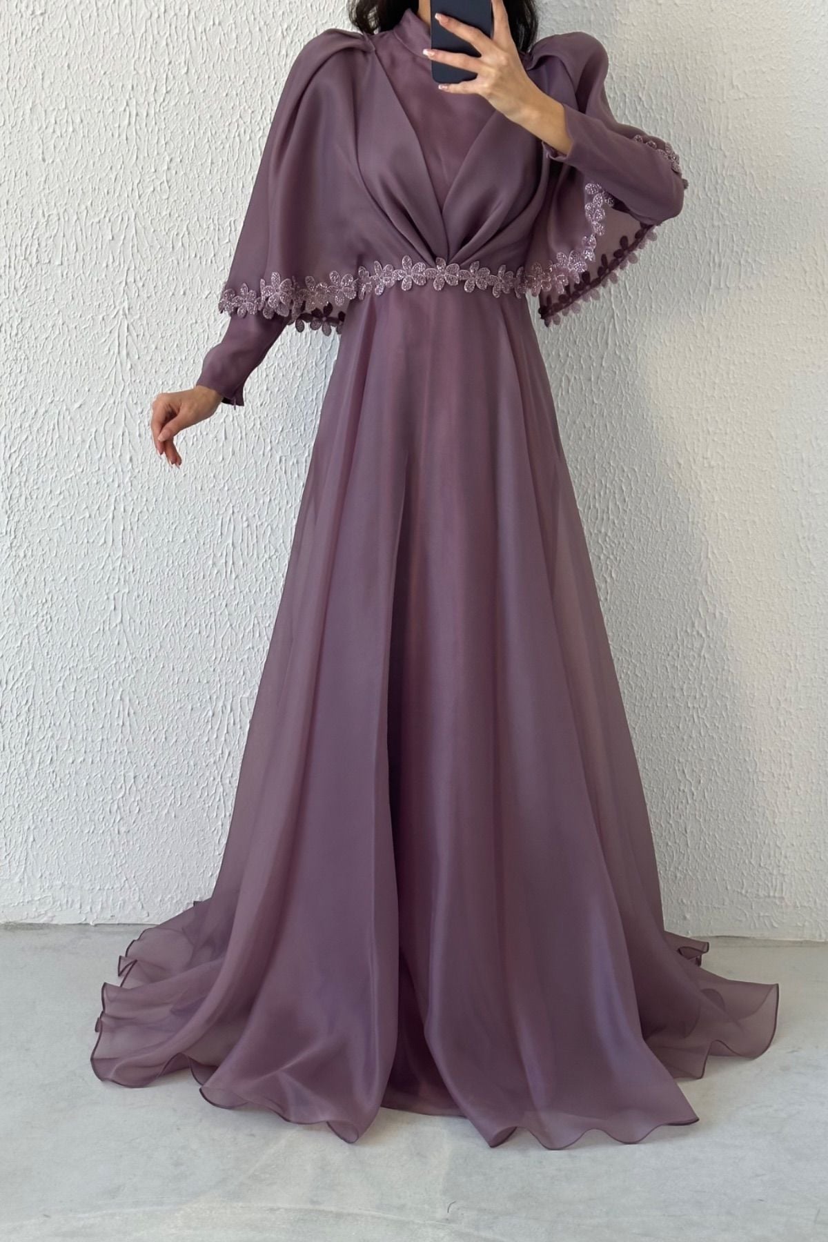 İşleme Detaylarıyla Eşsiz Organze Tesettür Abiye Lila