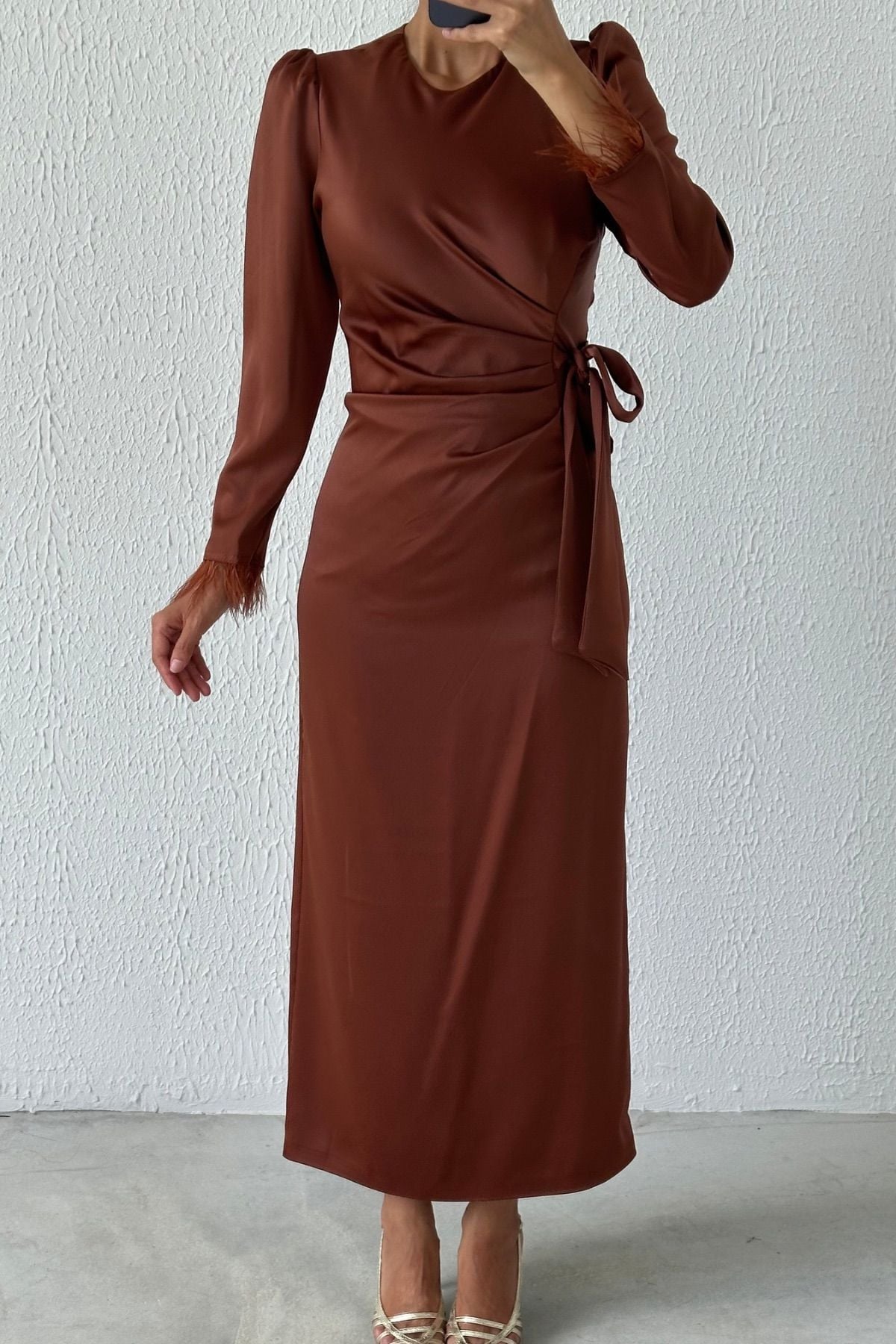 Kolu Tüylü Kalem Saten Tesettür Abiye Açık Kahve